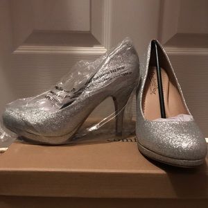 Silver Mid heel Pumps !!! 🤗